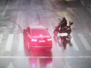 电动车遭连环撞 惊险万分!